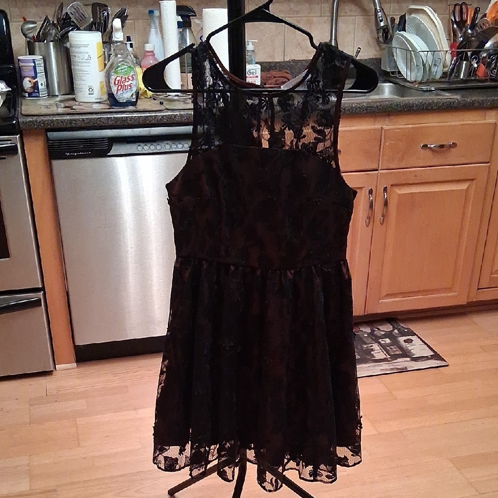 Chelsea28 Elegant Black Lace Midi Dress